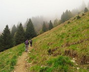 12 Saliamo immersi nella nebbia di nuvole basse